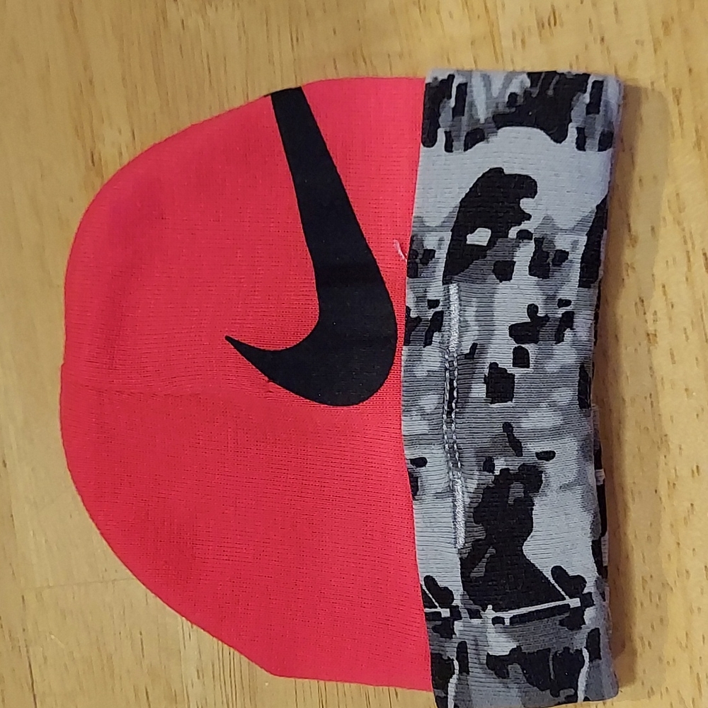 NIKE Infant bright camo beanie hat Size 0-6 Months